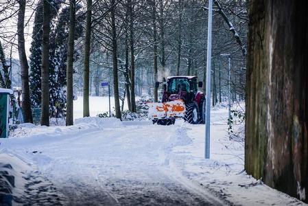 Zwalczanie oblodzenia: Skuteczne środki na bezpieczne drogi zimą